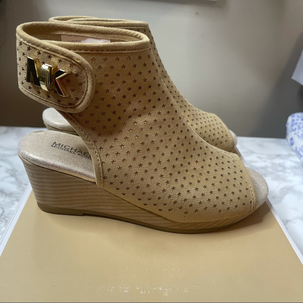 Michael Kors Cate Foe sand bootie/sandal with a wedge heel sz 2Y